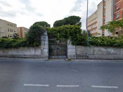 E pensare che, fino a pochi giorni fa, a condurre ai piedi del fabbricato c�era un lungo viale alberato...
